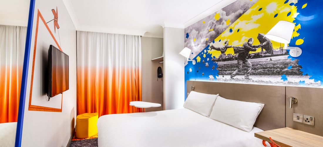 Weather-themed twin room
